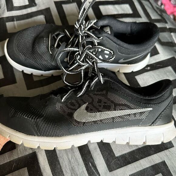 Nike Flex 2015 Run Athletic Shoe - Picture 2 of 9